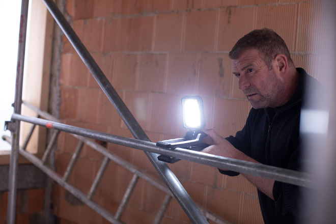 Miniatuur van BRENNENSTUHL mobiele LED-werkspot met accu en montageclip 950lm - CL 1050 MA (1173070010)