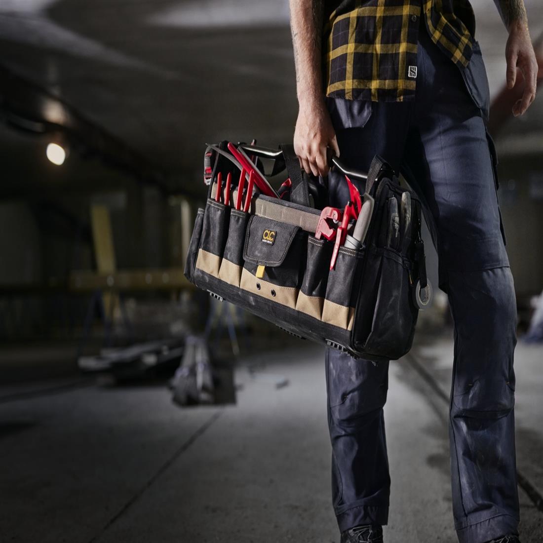 Miniatuur van CLC gereedschapstas WorkGear Large 20 met metalen handvat en riem 279x509x279mm - zwart (CL1001579)