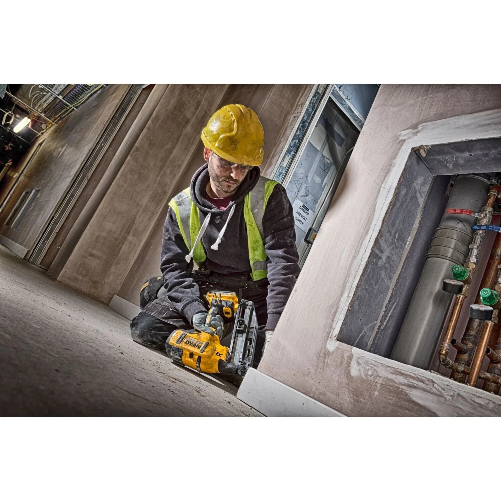 Miniatuur van DeWALT accu afwerktacker 16Ga 32-63mm 20° 18V XR basic body in TSTAK koffer (DCN660NT-XJ)